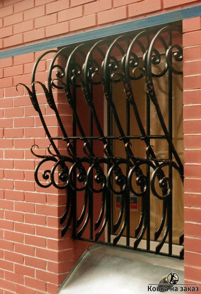 Кованая решетка на окно с обратным изгибом, фото 1