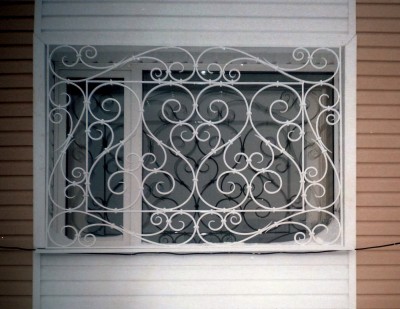 Металлическая решетка для окна из кованого металла круглого сечения