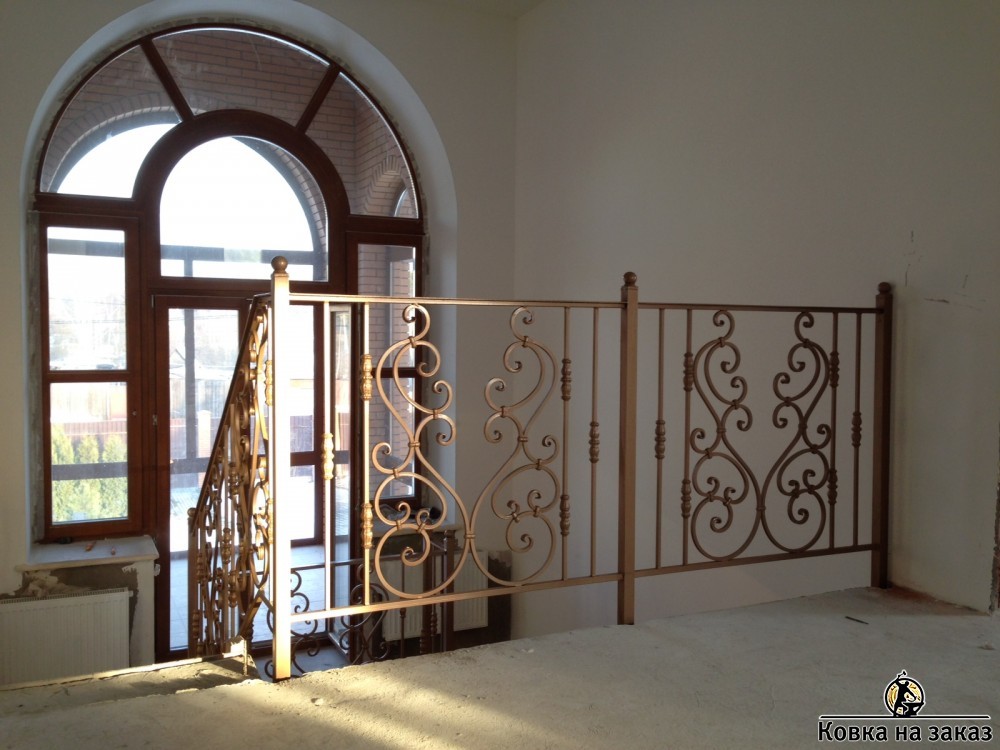 Изящные перила на&nbsp;лестницу внутри дома с&nbsp;чередующимся симметричным рисунком, фото 1