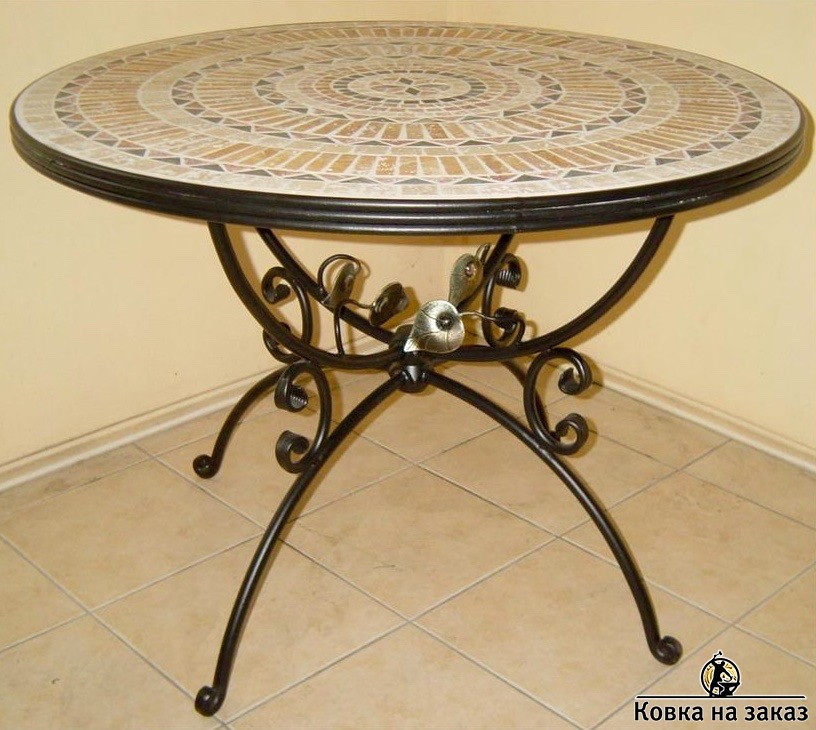 Небольшой кованый кофейный столик с&nbsp;мозаикой в&nbsp;столешнице, фото 1