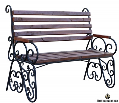 Садовая скамейка с коваными боковинами и деревянными сиденьем и спинкой
Классическая кованая скамейка для&nbsp;сада с&nbsp;минималистичным дизайном
