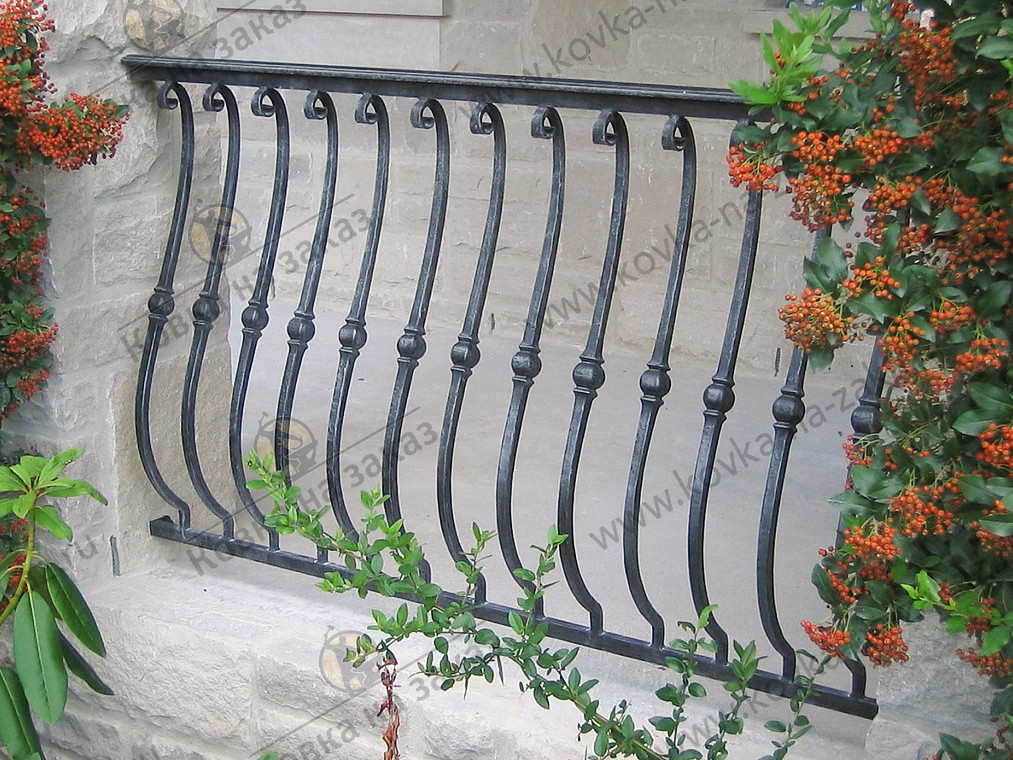 Небольшой французский балкончик с&nbsp;выгнутыми S-образными стойками, фото 2