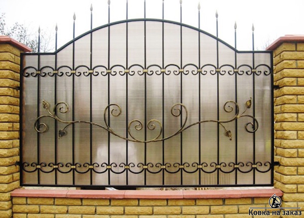 Кованый забор в виде секций-вставок с арочным верхом, украшенным пиками