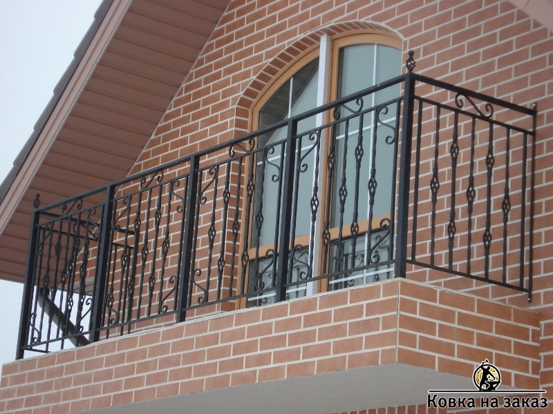Кованое ограждение для балкончика второго этажа с корзинками и S-образными коваными элементами, фото 1