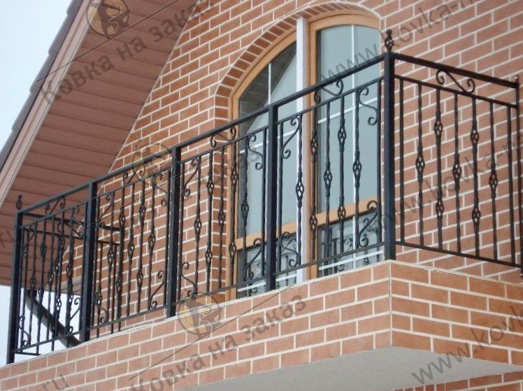 Кованое ограждение для балкончика второго этажа с корзинками и S-образными коваными элементами, фото 2