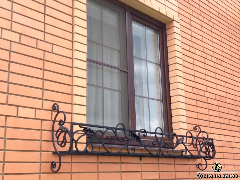 Классическая выносная цветочница под&nbsp;окно в&nbsp;загородном доме в&nbsp;КП&nbsp;Вита Верде, фото 1