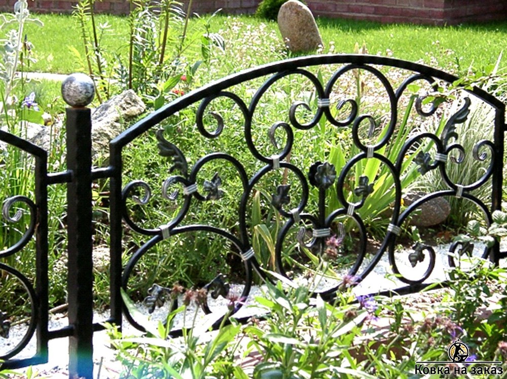 Небольшое садовое ограждение с кованым захомученным рисунком, фото 1