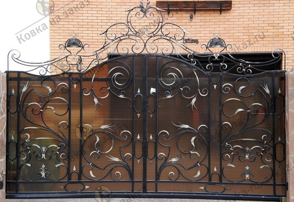 Ворота с кованым рисунком и закрытым в непрозрачный поликарбонат основанием, фото 1