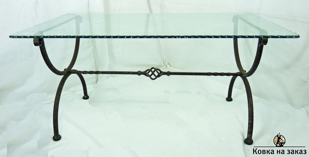 Аскетичный кованый стол в греческом стиле со стеклянной столешницей