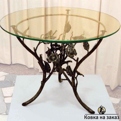 Кованый стол с круглой стеклянной столешницей и подстольем в виде ветвей дерева