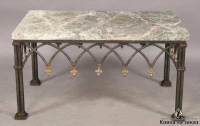 Кованый стол в античном стиле с мраморной столешницей