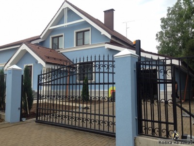 Кованые ворота с автоматикой установлены в коттеджном посёлке Григорчиково в Ленинском районе Московской области