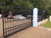 Кованые ворота с автоматикой установлены в коттеджном посёлке Григорчиково в Ленинском районе Московской области, фото 2