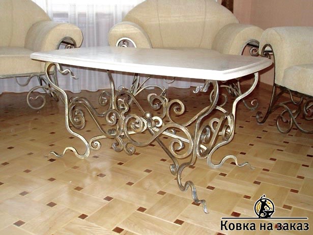 Кованый стол с резной мраморной столешницей в баварском стиле