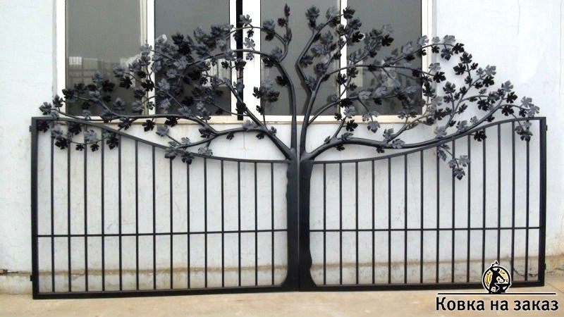 Шикарные распашные кованые ворота в виде дерева с пышной кроной, фото 1
