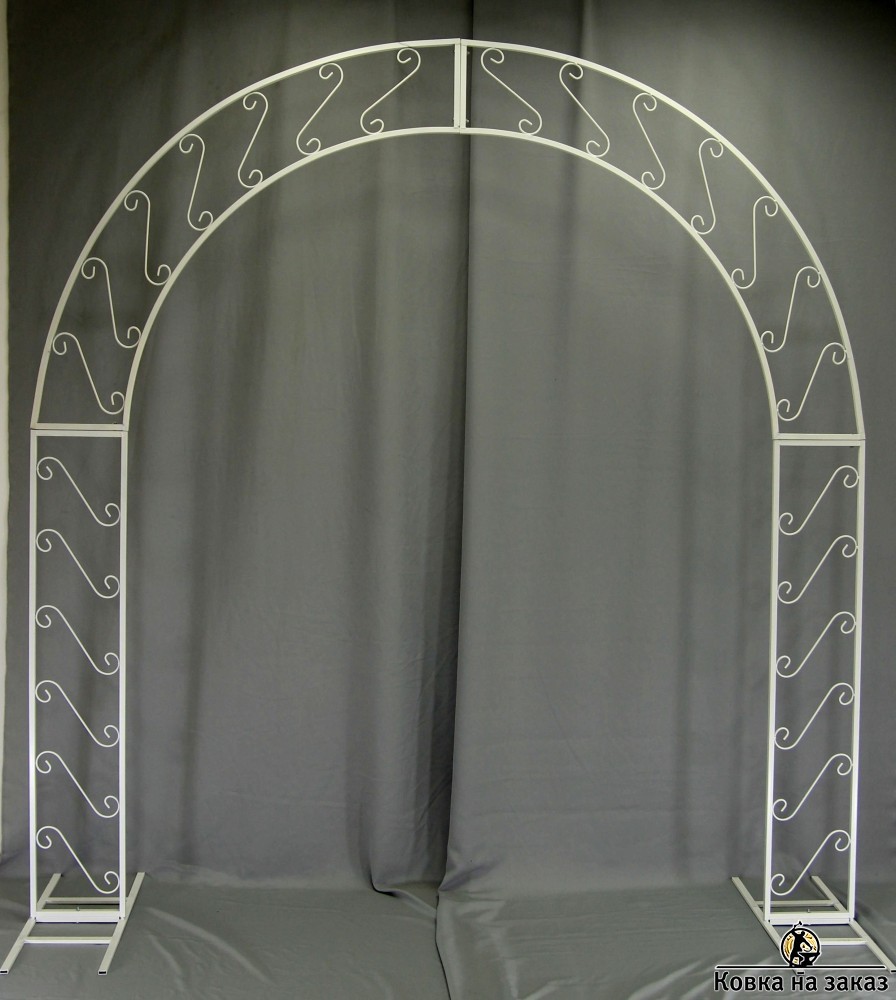 Свадебная кованая арка представляет собой конструкцию из двух металлических дуг, разделенных на четыре сегмента, фото 2