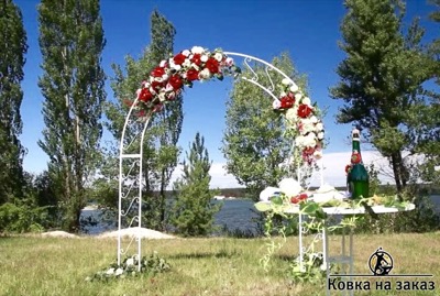Свадебная кованая арка представляет собой конструкцию из двух металлических дуг, разделенных на четыре сегмента