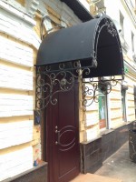 Классический кованый козырек над входной дверью, фото 3