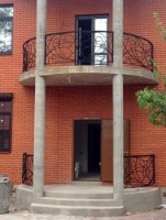 Перила в&nbsp;стиле модерн для&nbsp;двухэтажного крыльца загородного дома на&nbsp;Новорижском шоссе, фото 2
