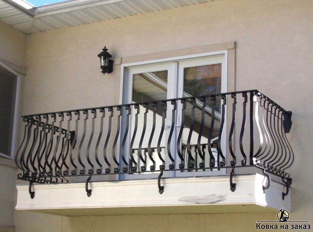 Балконные перила с балясинами из полосы, фото 1