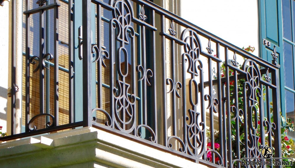 Перила для&nbsp;балкона сделаны комбинацией металлической полосы различного сечения, фото 1