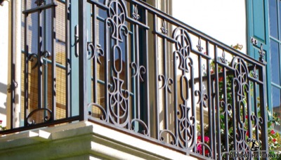 Перила для&nbsp;балкона сделаны комбинацией металлической полосы различного сечения