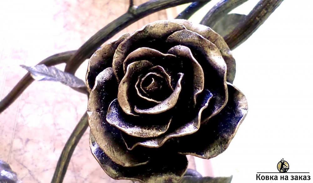 Небольшой журнальный столик с подстольем в виде стеблей розы с шипами и бутонами, а также шестиугольной стеклянной столешницей, фото 2