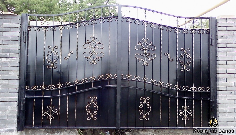 Глухие распашные ворота в виде симметричной волны, украшены классическим кованым рисунком