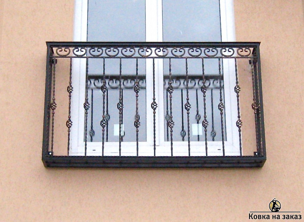 Небольшой французский балкон из классических кованых балясин