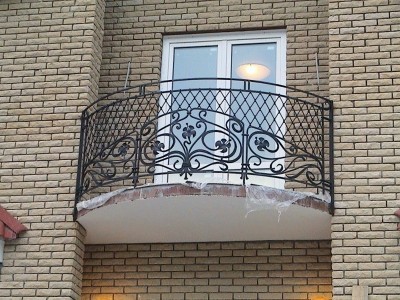 Ограждение для балкона с комбинацией рисунка в виде сетки и ковки с оттяжкой