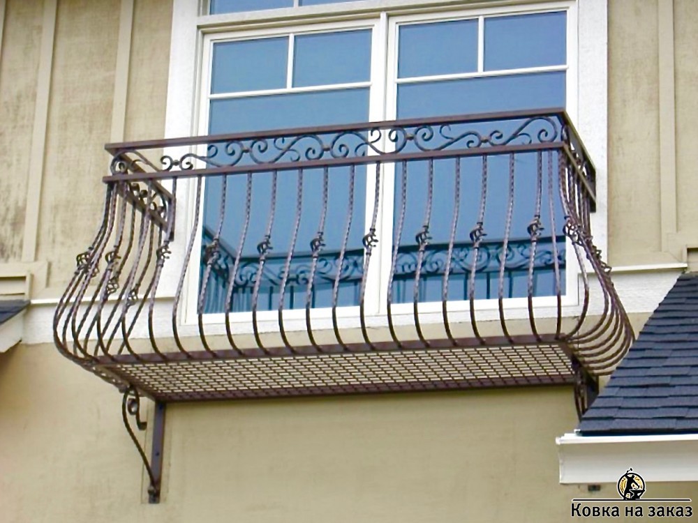 Кованый "пузатый" балкон с прокованными стойками, украшенными декоративными фонариками