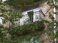 Элегантные перила для&nbsp;балкона со&nbsp;столбами из&nbsp;витой трубы, украшенной декоративной поковкой, фото 2