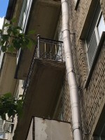 Элегантные перила для&nbsp;балкона со&nbsp;столбами из&nbsp;витой трубы, украшенной декоративной поковкой, фото 3