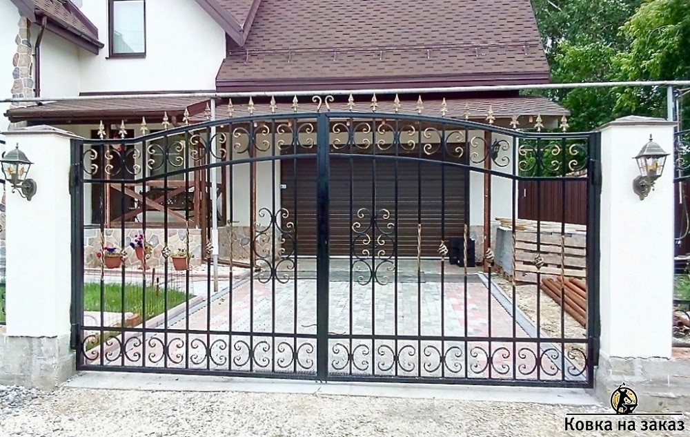Распашные кованые ворота в форме низкой дуги, фото 1