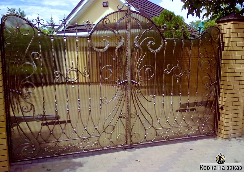 Распашные ворота с&nbsp;прокованным металлом и&nbsp;фигурно вырезанным поликарбонатом, фото 1