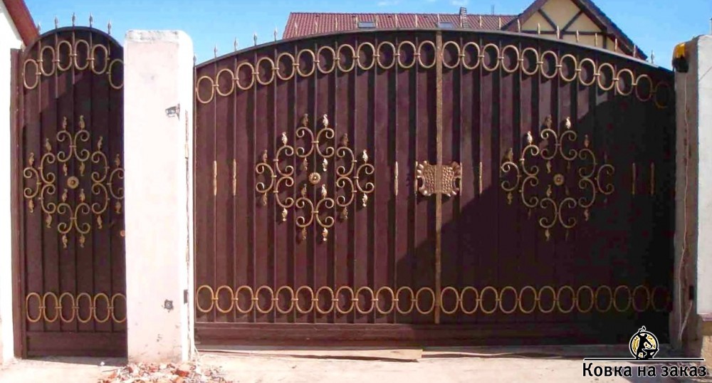 Глухие ворота с калиткой с маршем, украшенным коваными овалами и пиками