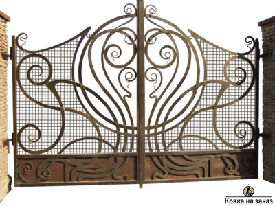 Распашные кованые ворота в&nbsp;готическом стиле