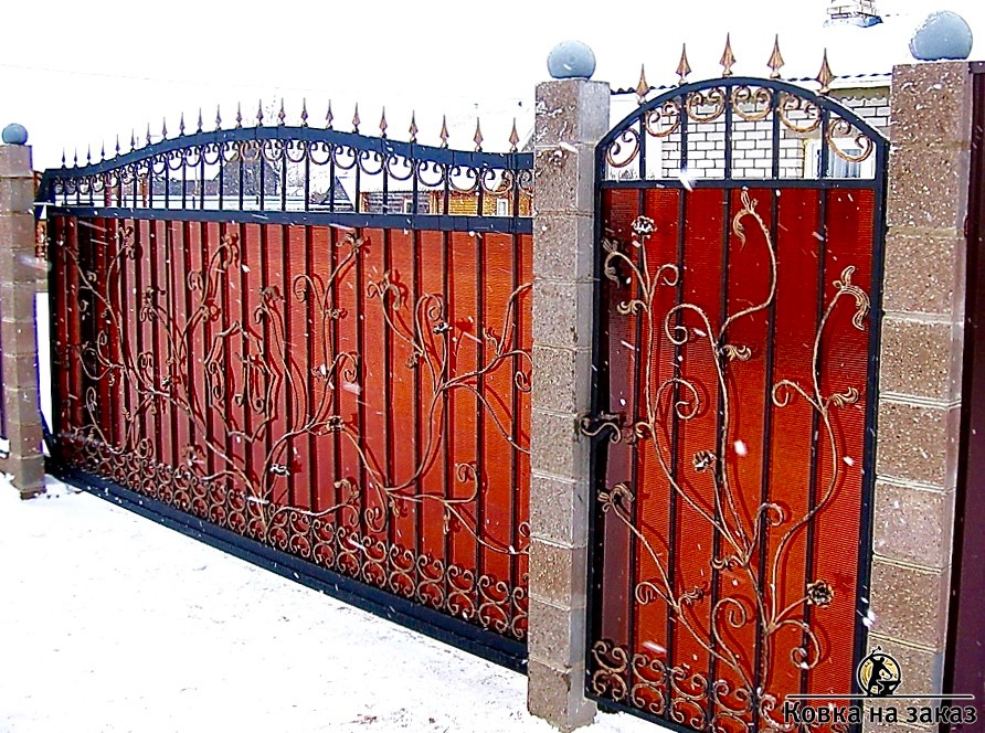 Декоративный лиственный рисунок откатных кованых ворот закрыт с внутренней стороны дома сотовым поликарбонатом