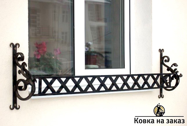 Кованая цветочница под окно с решетчаткой стенкой и украшенными вензелями и листьями кронштейнами, фото 1