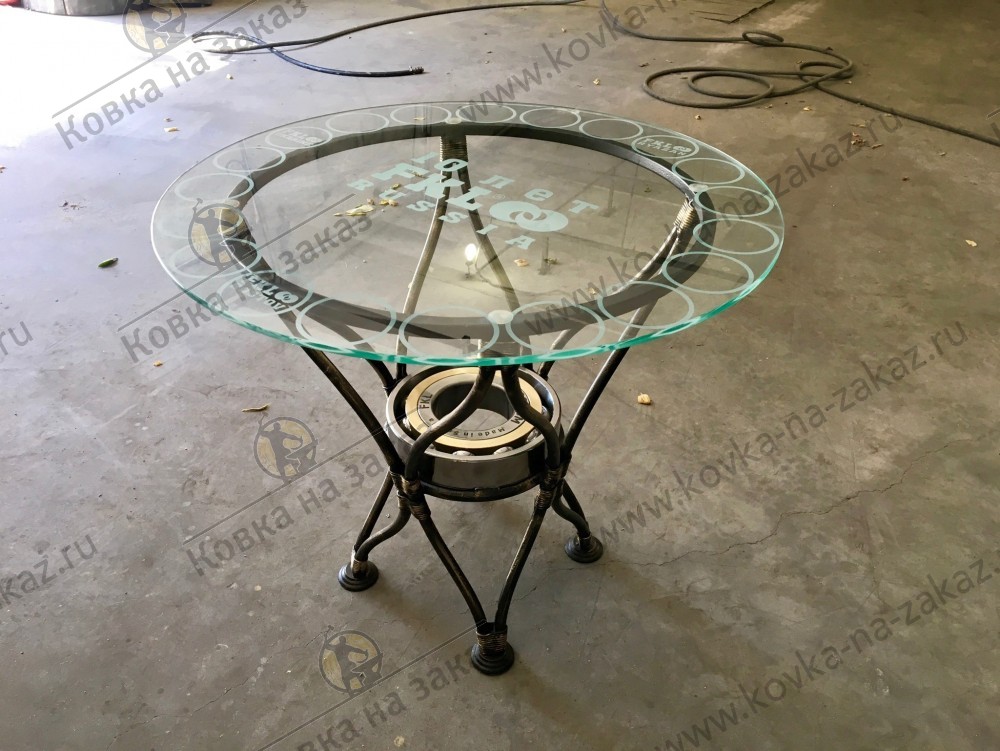 Дизайнерский кованый стол в&nbsp;аскетичном стиле с&nbsp;круглой стеклянной столешницей, фото 2