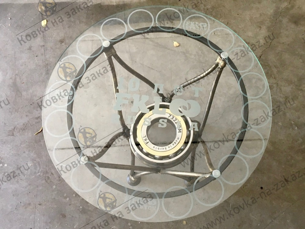 Дизайнерский кованый стол в&nbsp;аскетичном стиле с&nbsp;круглой стеклянной столешницей, фото 3