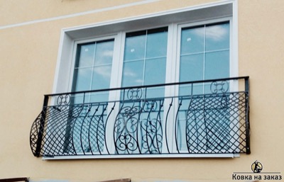 Французский балкончик с традиционными коваными завитками