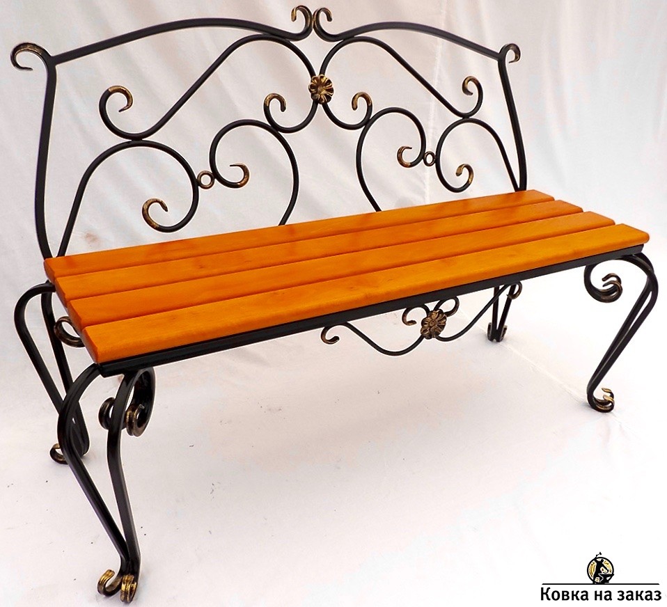Металлическая садово-парковая скамейка с деревянным сиденьем из лиственницы, коваными ножками и спинкой