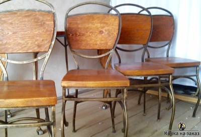 Набор стульев с коваными ножками и основанием и деревянной спикой с сиденьем