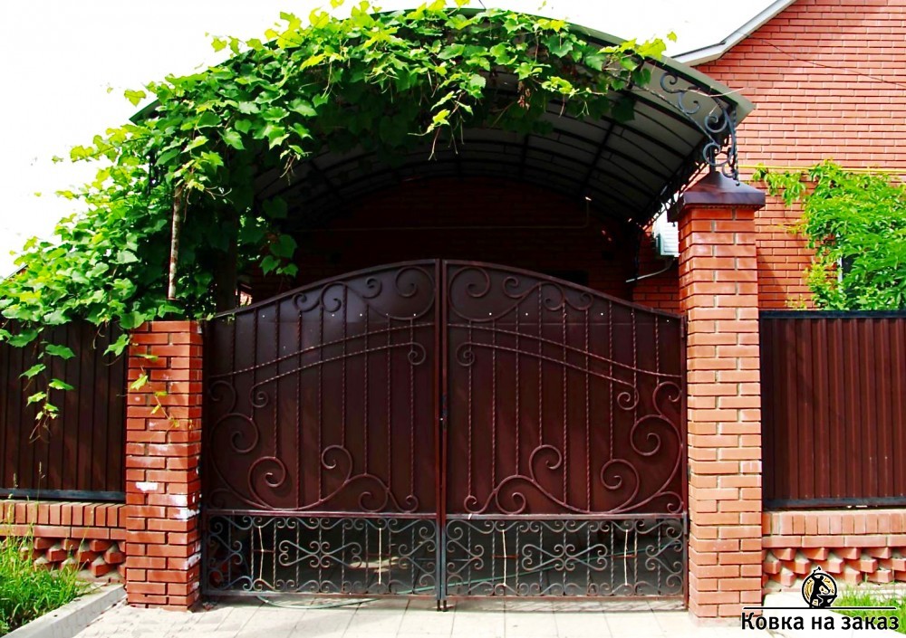 Распашные арочные ворота из листового металла, снаружи украшены кованым рисунком с торсионами, фото 1