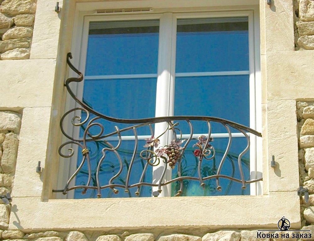 Эксклюзивная оконная решетка в виде французского балкончика, полностью изготавливается вручную методом горячей ковки