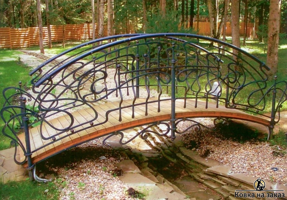 Небольшой кованый мостик в саду загородного дома, фото 1