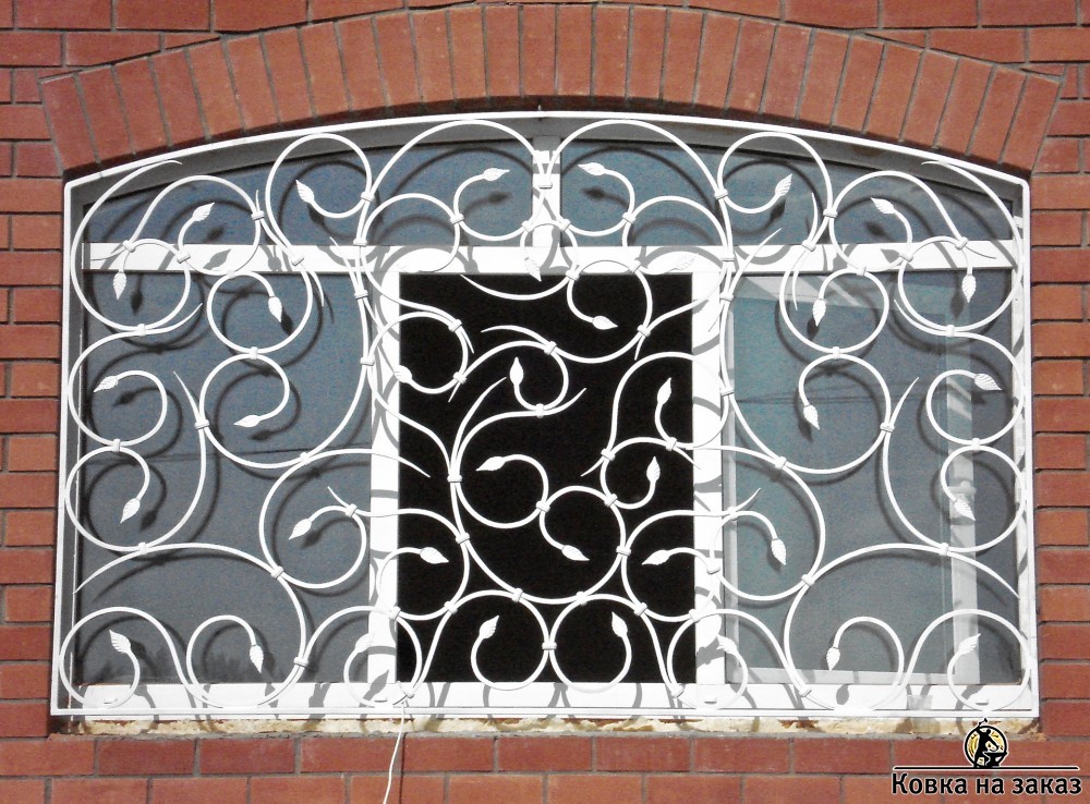Кованая решетка для арочного окна с растительным рисунком и украшением декоративными коваными листьями, фото 1