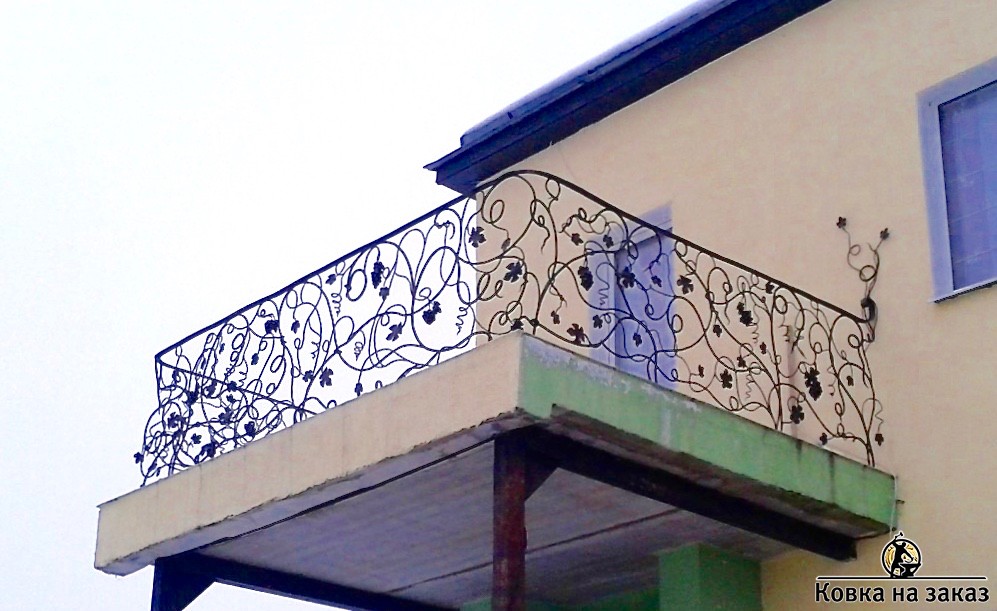 Кованый балкон на террасу второго этажа из виноградной лозы с листьями и гроздьями, фото 1