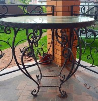 Дачный кованый столик с&nbsp;круглой стеклянной столешницей, фото 2